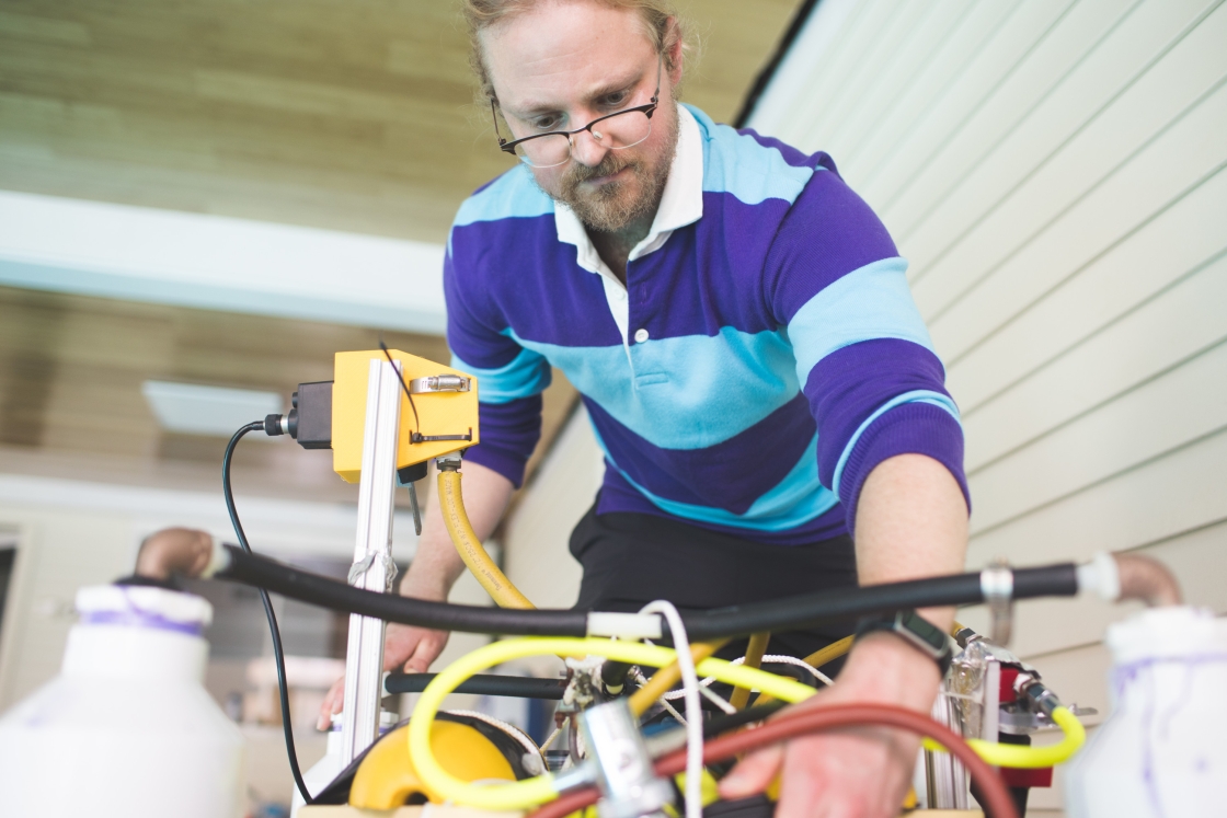 Guarini PhD student Samuel Lensgraf working with the Dartmouth Reality and Robotics Lab.
