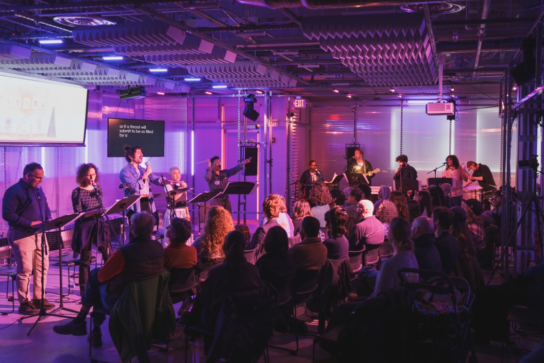 A crowd gathered listening to César Alvarez's new musical