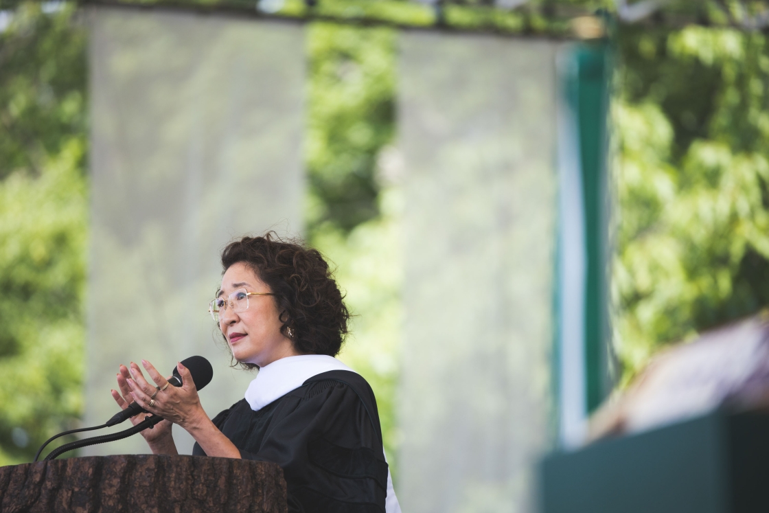 Sandra Oh delivers her speech from the lecturn