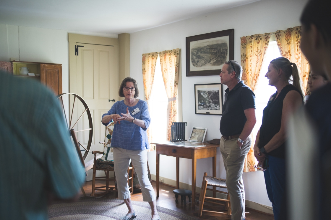 Cyndy Bittinger leading a Webster Cottage tour