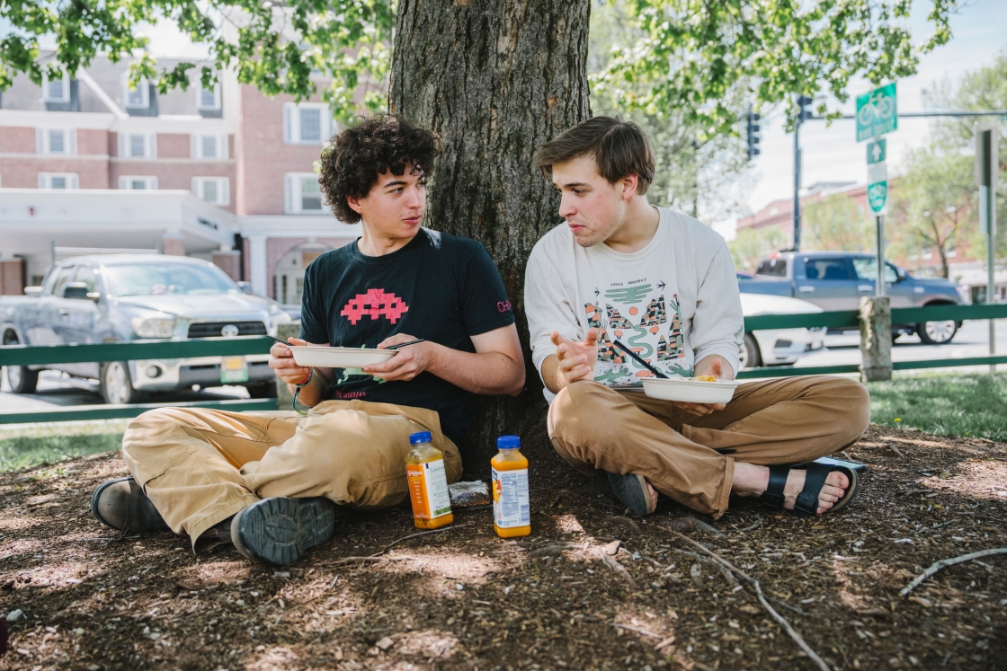 Adam Sobel and Michal Tvrdoň eating lunch