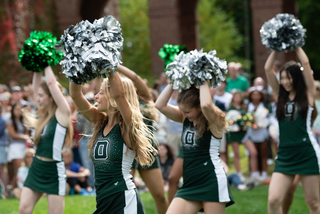 Cheerleaders mid routine