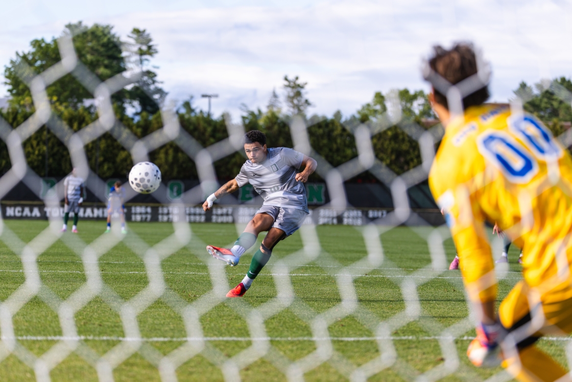 Vasilis Moiras kicking a goal